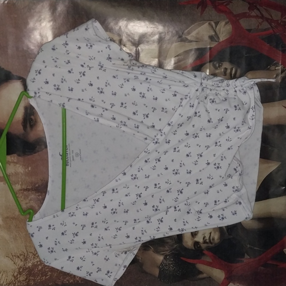 HOLLISTER BABY TEE WITH FLOWER PRINT